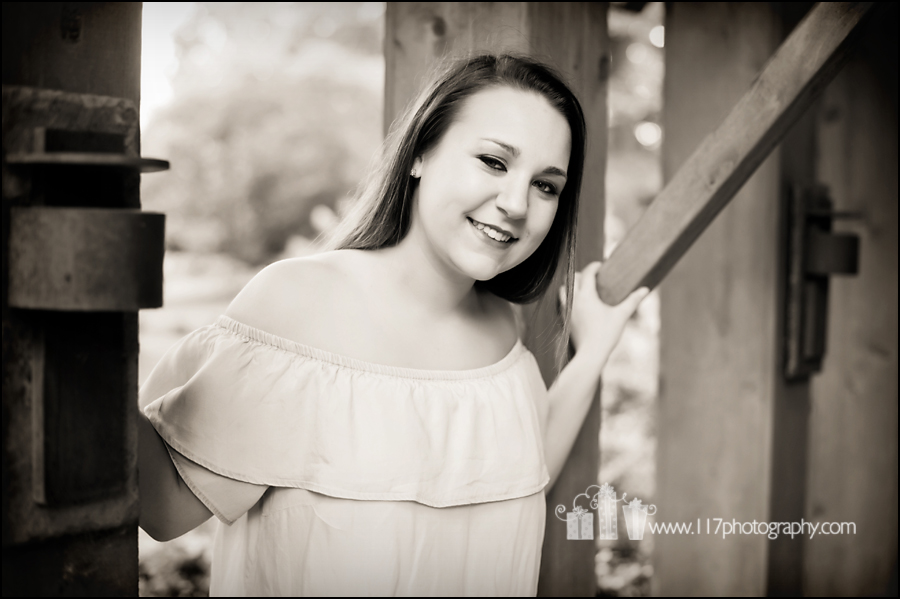 LaceyLoftSeniorPortraits2017_46softbrownbw